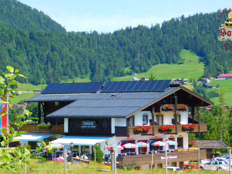 Hotel Restaurant Sonneck im Sommer